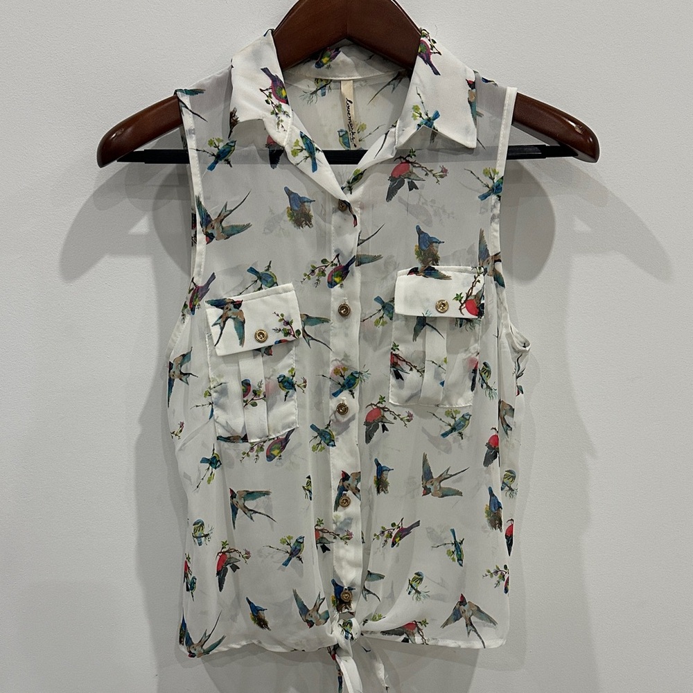 Chic Nature-Inspired Sleeveless Blouse